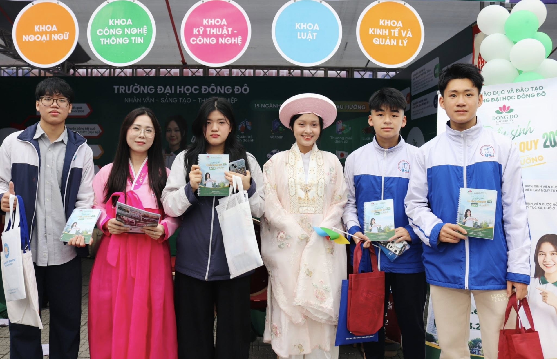 khoa-ngoai-ngu-truong-dai-hoc-dong-do-tong-ket-va-trao-chung-nhan-thuc-tap-cho-sinh-vien-k27-tai-wistron-infocomm