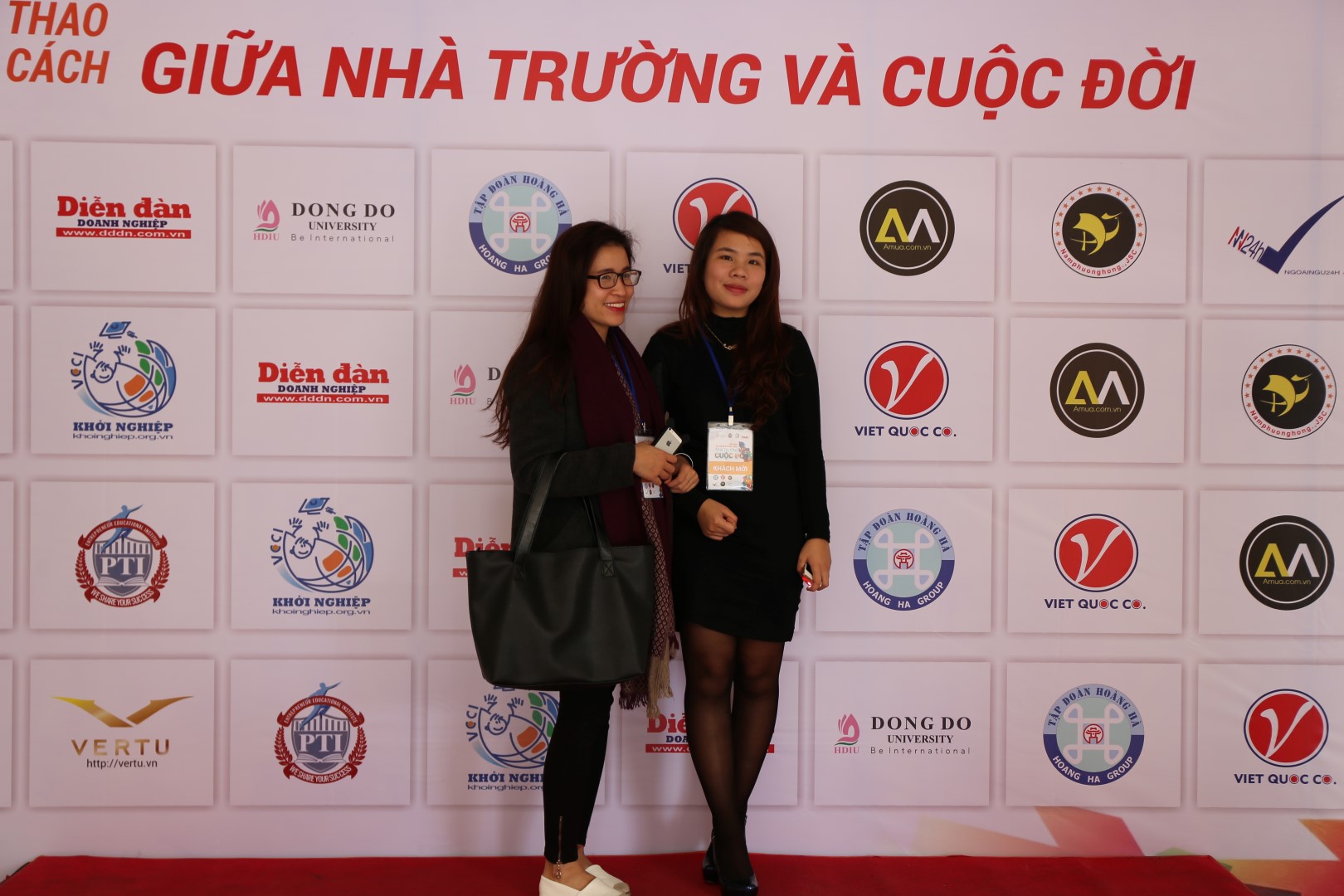 khoang-cach-giua-nha-truong-va-cuoc-doi-chi-la-cai-ban-ma-thoi