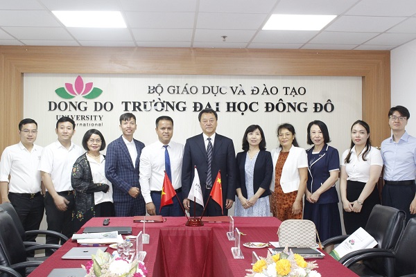 lanh-dao-truong-dai-hoc-ngon-ngu-bac-kinh-trung-quoc-toi-tham-va-lam-viec-tai-truong-dai-hoc-dong-do-1775014721