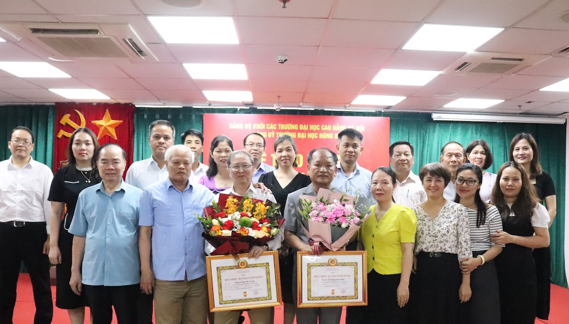 le-trao-tang-huy-hieu-40-nam-va-50-nam-tuoi-dang-tai-truong-dai-hoc-dong-do