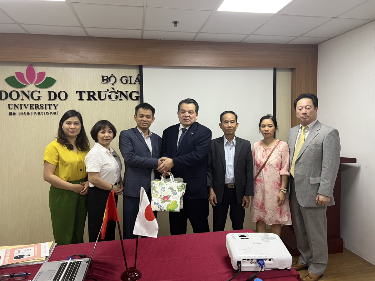 trao-doi-hop-tac-giang-day-va-hoc-tap-ngon-ngu-nhat-tai-truong-dai-hoc-dong-do-1775014721