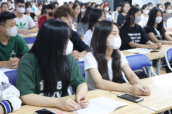 truong-dai-hoc-dong-do-to-chuc-tuan-sinh-hoat-cong-dan-cho-tan-sinh-vien-k28