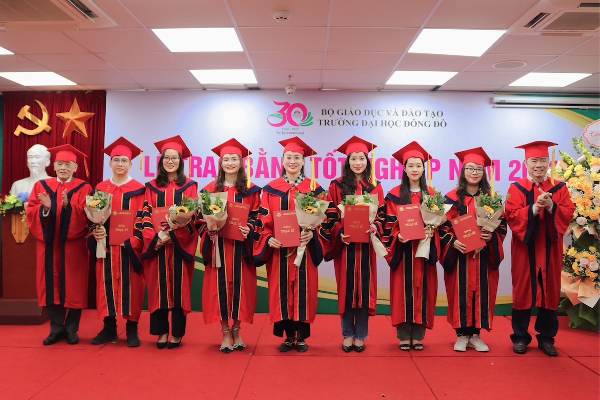 truong-dai-hoc-dong-do-to-chuc-le-trao-bang-tot-nghiep-thac-si-nam-2023